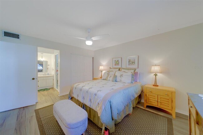 Building Photo - 13827 Mission Oaks Blvd