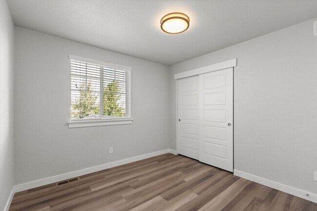 Building Photo - 290 E Chestnut St