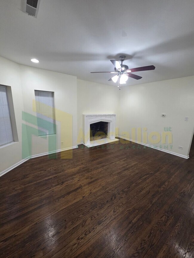 Building Photo - 9318 S Loomis St