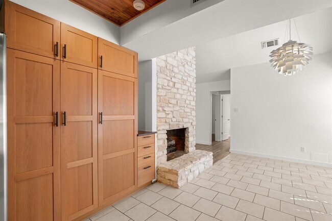 Building Photo - 2401 Stone River Dr