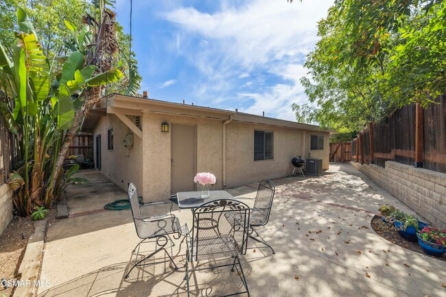 Building Photo - 865 E Hillcrest Dr