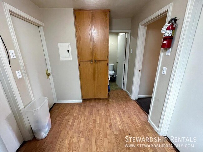 Building Photo - Efficiency Studio close to UO Campus!