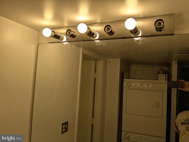 Building Photo - 5808 Royal Ridge Dr