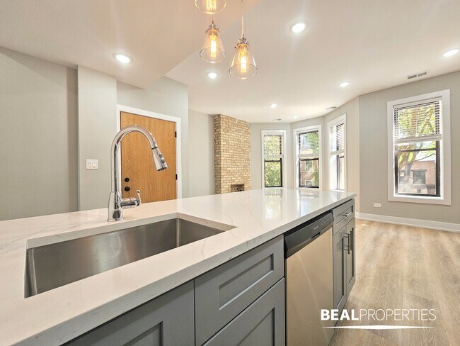 Building Photo - 438 W Belden Ave