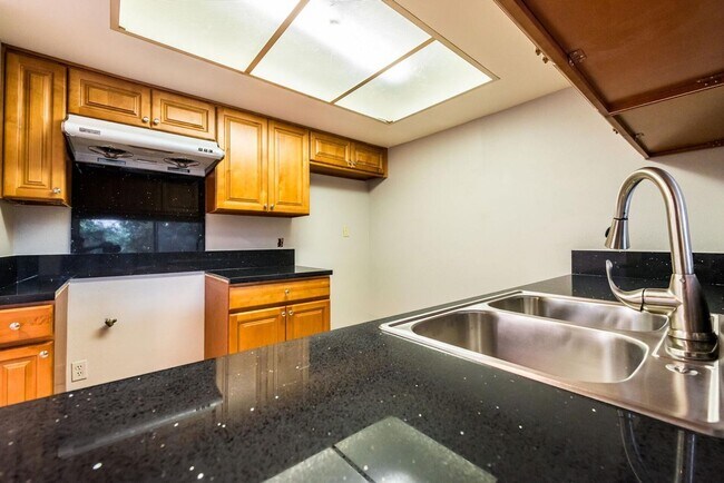 Building Photo - Modern Style 3 Bed / 3 Bath Townhouse + Bonus Room in North Alhambra!
