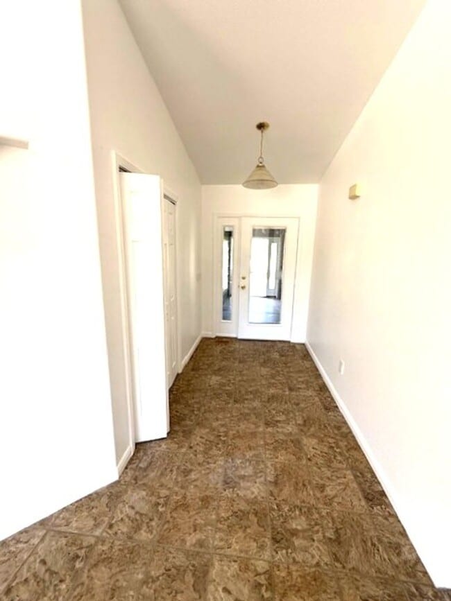 Building Photo - 3 bedroom house in Spring Creek with garage