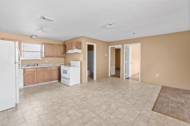 Building Photo - 2200 Peach Ave