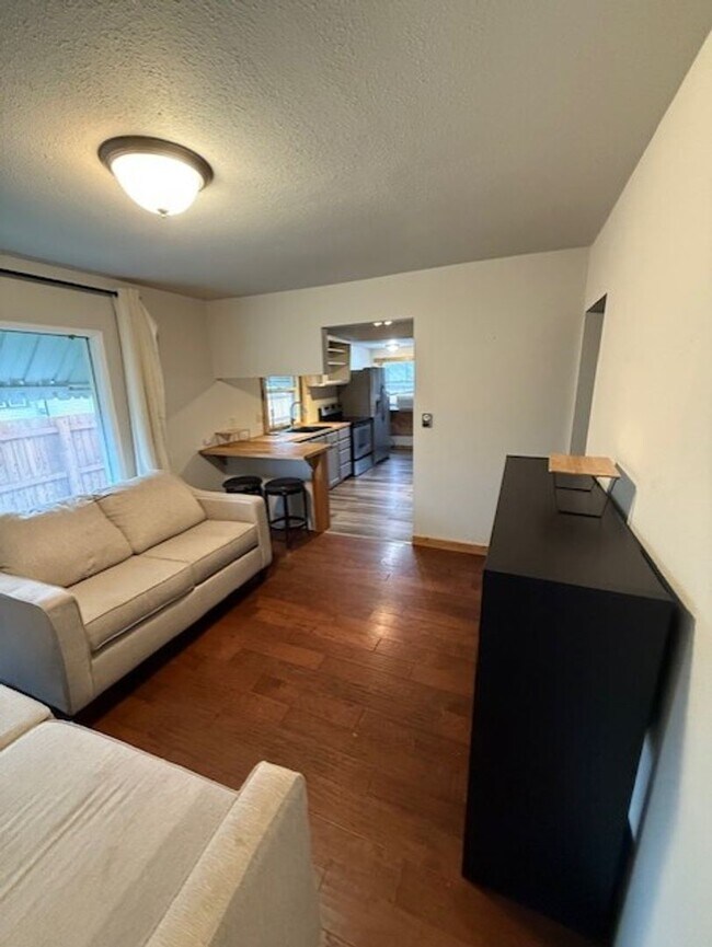 Building Photo - Great downtown location!