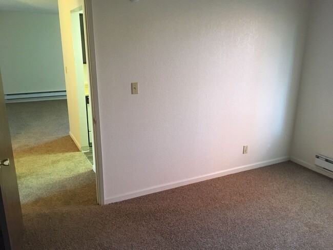 Building Photo - LARGE 1 BED 1 BATH WITH WASHER DRYER HOOKUPS