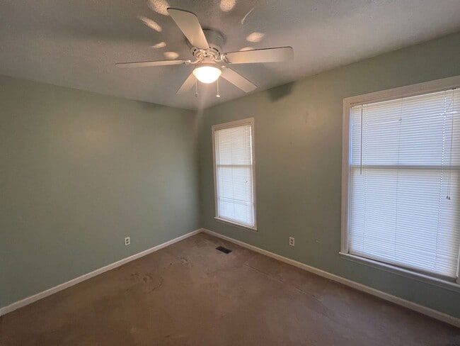 Building Photo - 3 bedroom 2 bathroom  house available now!  Bonus Room!