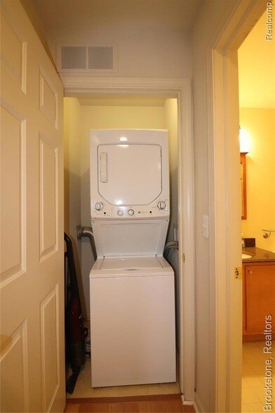 Building Photo - 2096 Cloverly Ln