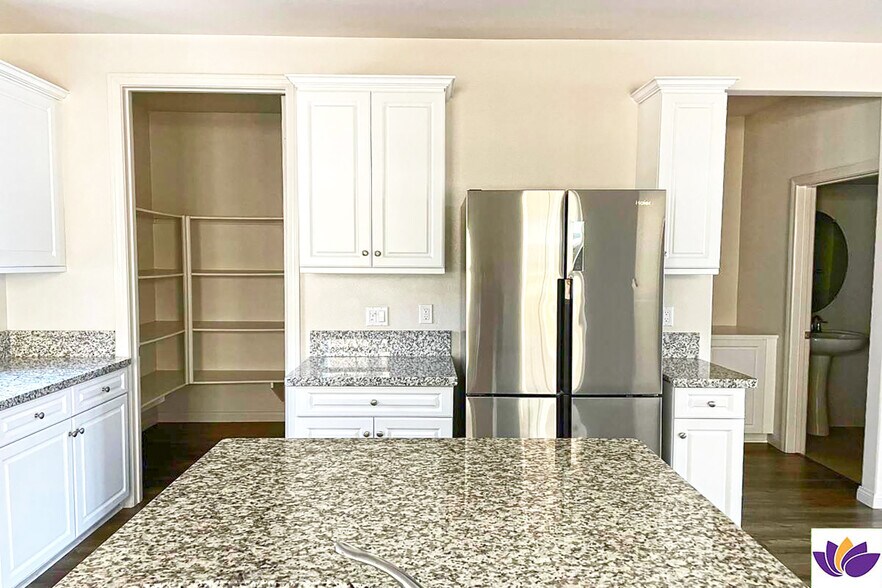 Building Photo - 7245 N Maple Rd