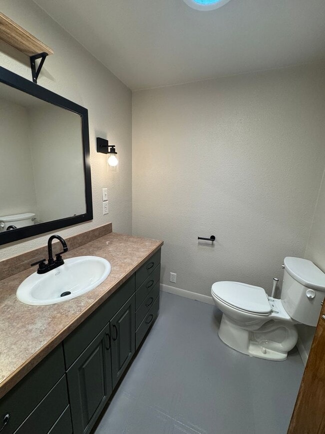 Building Photo - 3 Bdrm, 3 Bath home in Lynnewood with Gourmet Kitchen, 3 miles to Sky Lakes Medical Ctr and OIT