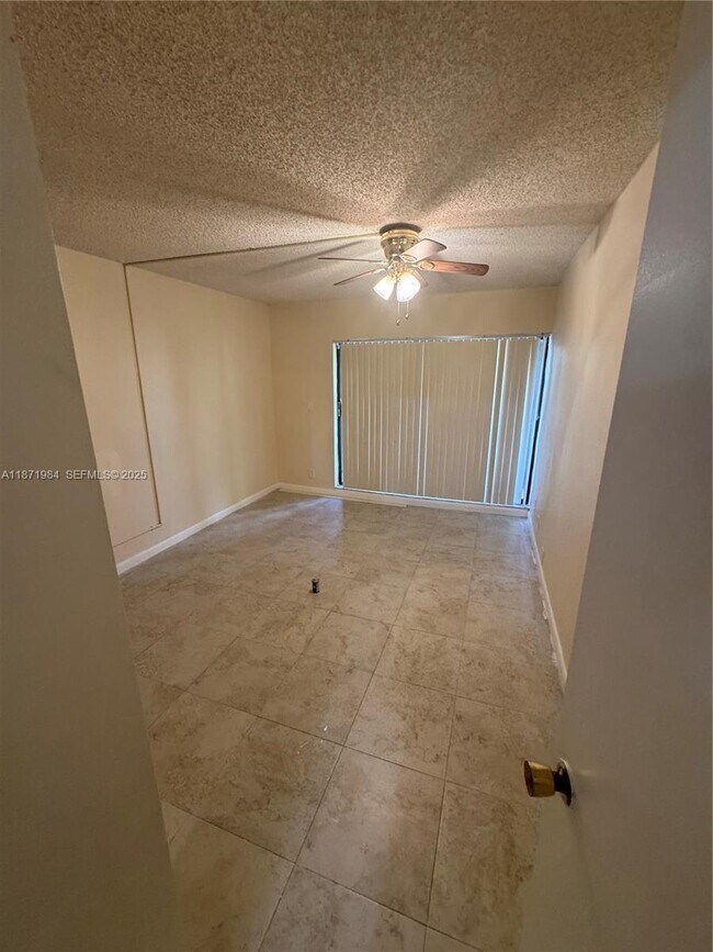 Building Photo - 6521 Racquet Club Dr