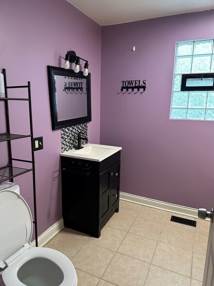 Building Photo - 2521 N Linder Ave