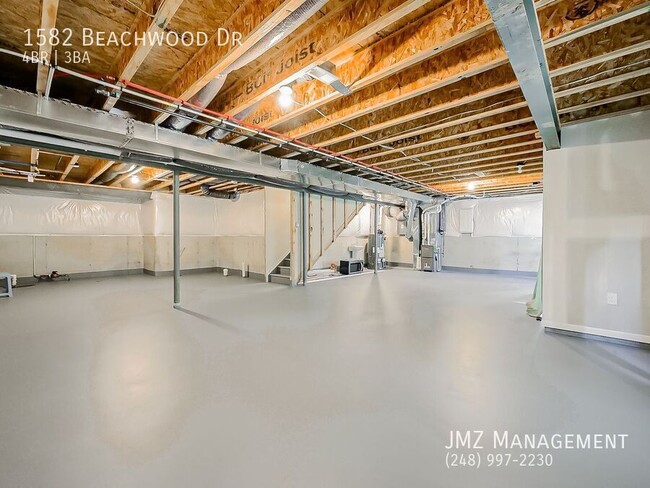 Building Photo - 1582 Beachwood Dr