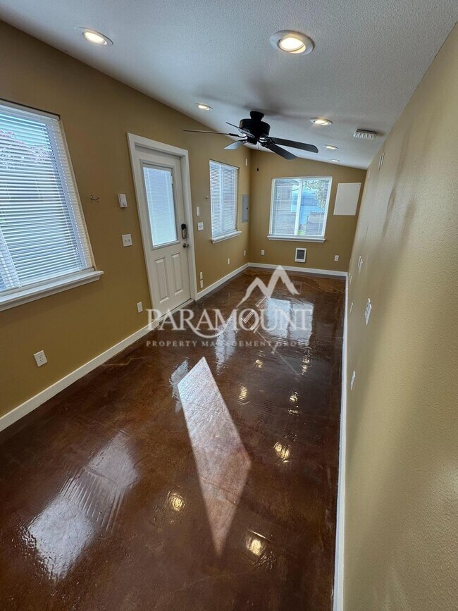 Building Photo - Stunning 3-bedroom, 1-bath home with a water view and fantastic amenities!
