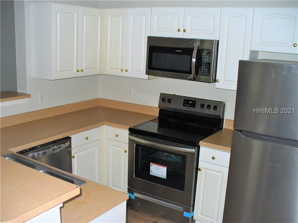 Kitchen With New Appliances - 100 Kensington Blvd