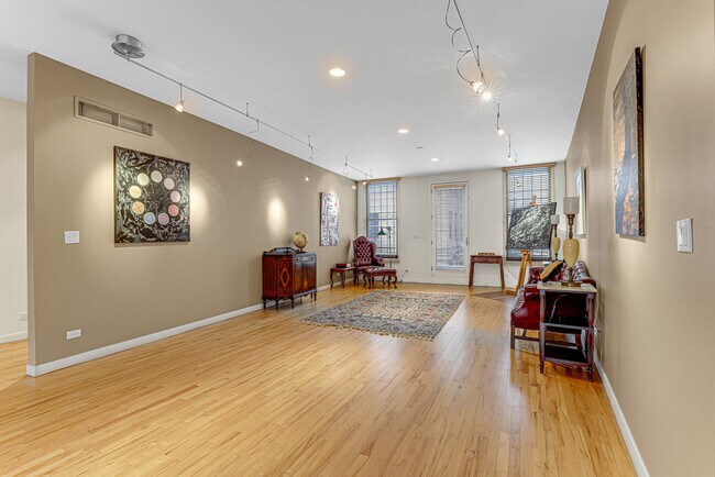 Building Photo - 944 W Lake St