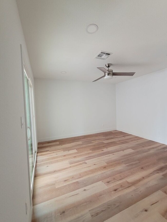 Building Photo - Stunning Completely remodeled 4-bedroom wi...