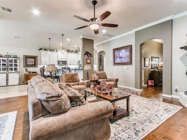 Building Photo - 811 E Mosier St