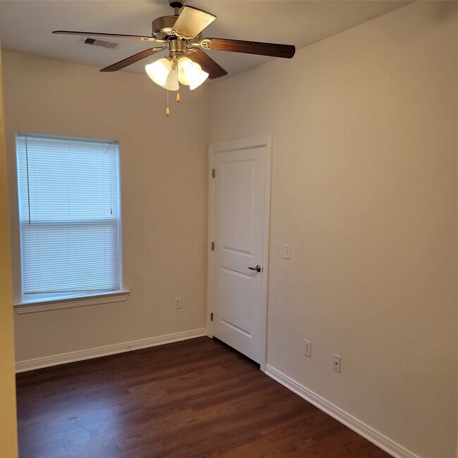 Building Photo - 322 7th Ave N