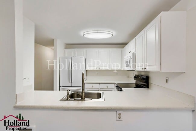 Building Photo - Beautiful 2-Bedroom Condo with a Garage!