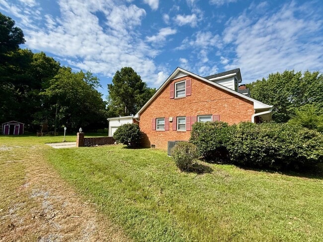 Building Photo - Four bedroom, 2 bath house in Burlington
