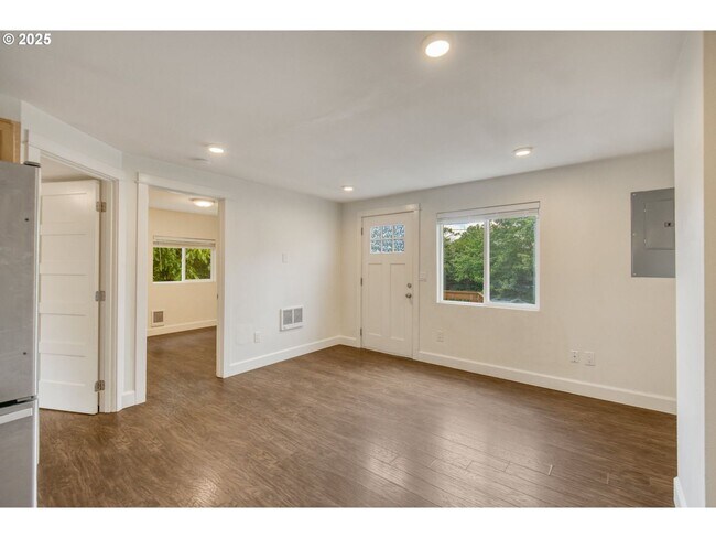 Building Photo - 1174000