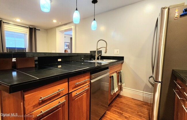 Building Photo - 76 Caroline St