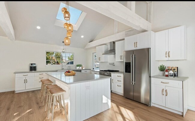 Building Photo - Beautifully Updated Single Story Custom Ho...