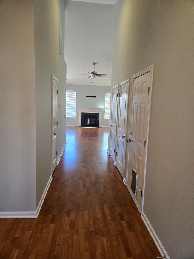 Building Photo - Beautiful 3 bedroom available
