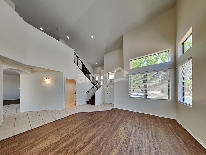 Building Photo - 6613 E Gehrig Ln