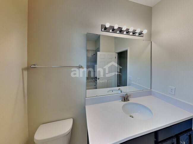 Building Photo - 1813 Henley St