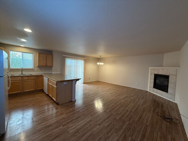 Building Photo - CHECK OUT THIS SPACIOUS TOWNHOUSE IN REDMO...