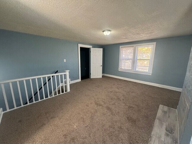 Building Photo - Charming Home