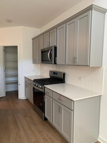 Building Photo - Room in House on Lubeck Dr