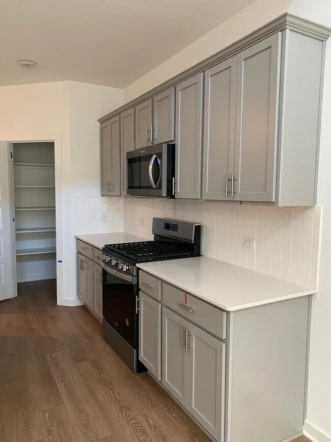 Building Photo - Room in House on Lubeck Dr