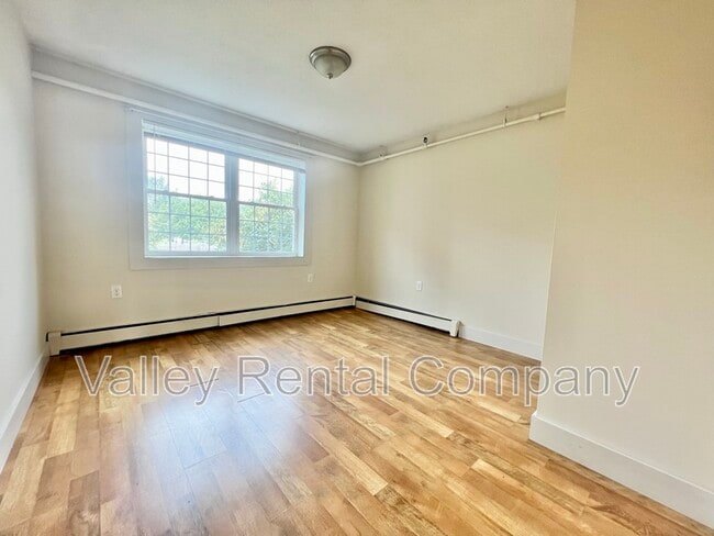 Building Photo - 132 Middle St