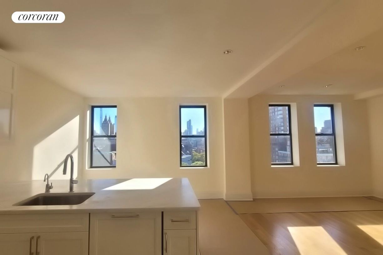 Building Photo - 45 W 81st St