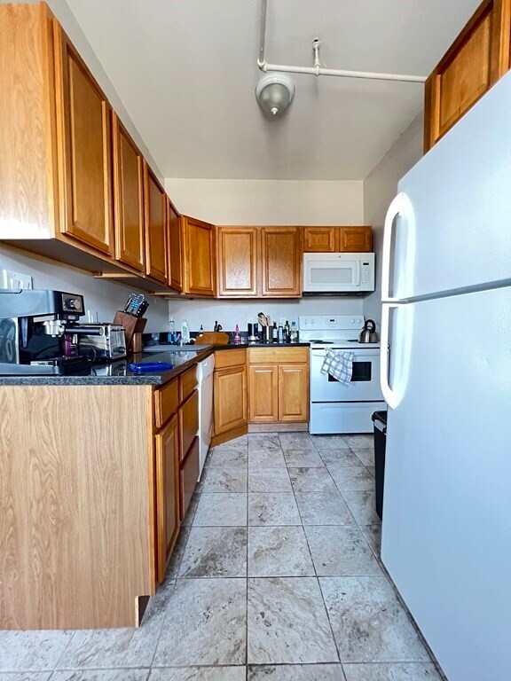 Primary Photo - 1083 Commonwealth Ave