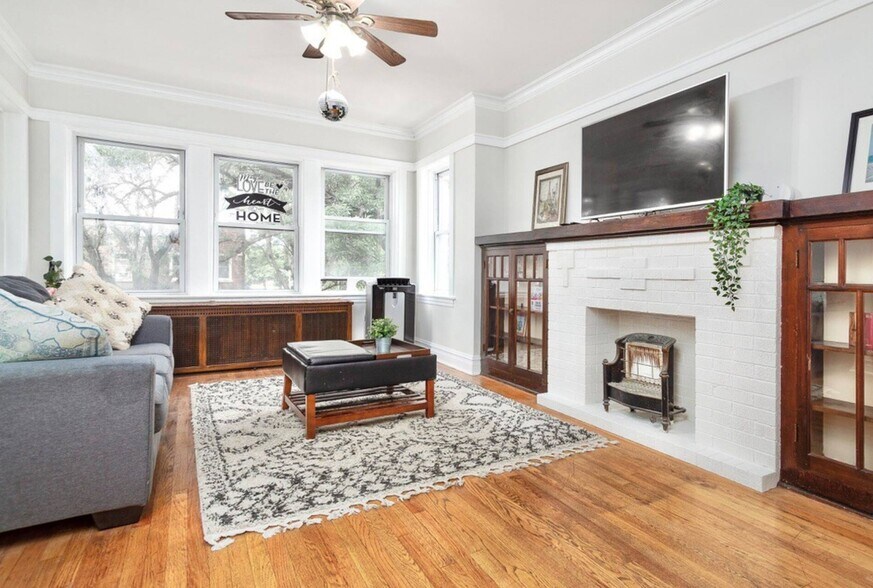 Living Room - 5021 W Belden St