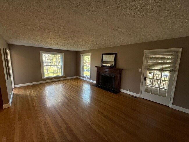 Building Photo - Spacious 4-Bedroom Property with In-Law Su...