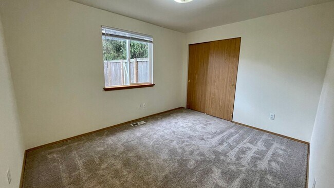 Building Photo - Adorable Open Layout 3BD/2BA Home Located In Town! 2 Living Rooms~Gas Fireplace~Fenced Yard!