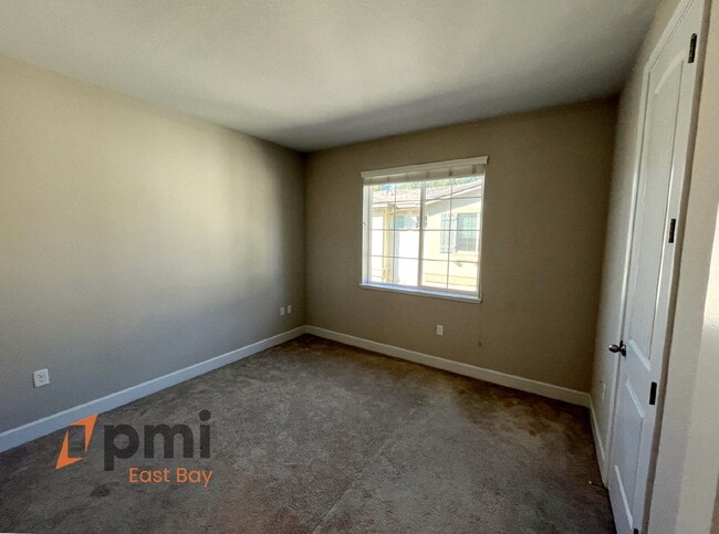 Building Photo - Contemporary Modern 3Bd Townhome in Muir H...