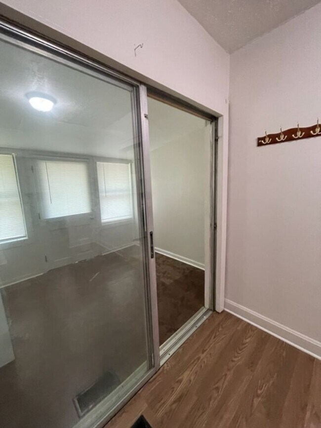 Building Photo - 2 bedroom, 1 bath home Short term or Long term lease options - Call Debra Johnson 865-591-8281