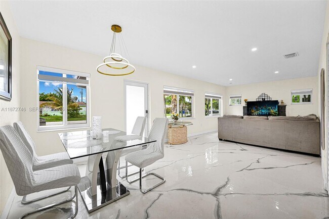 Building Photo - 6840 SW 26th Ct