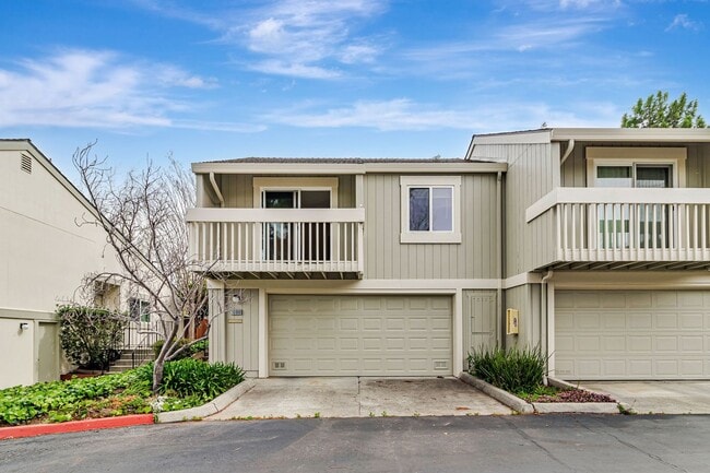 Building Photo - 2 bedroom, 2 bath townhome in the Northpoint HOA!