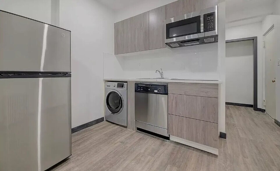 Building Photo - 439 W 46th St