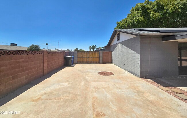 Building Photo - 13121 N 21st Dr